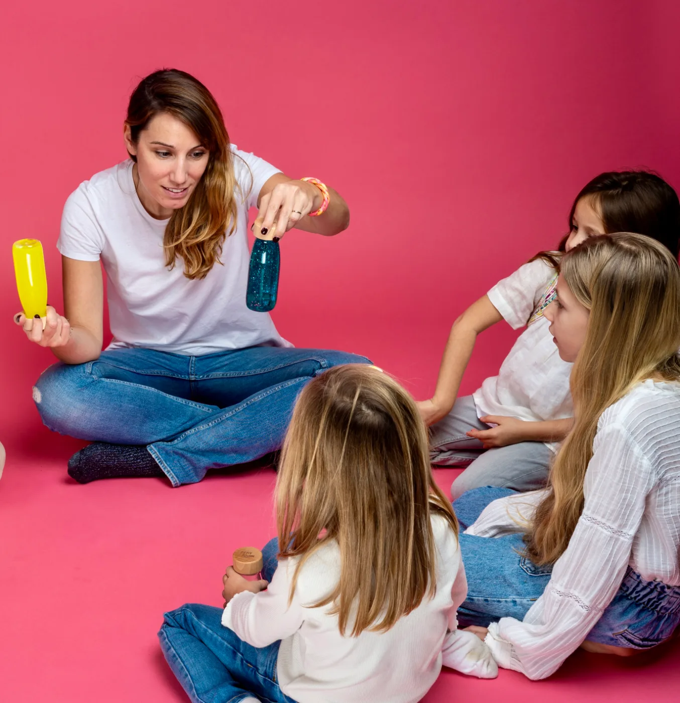 Diane Giraudon, sophrologue, en atelier avec des enfants autour de bouteilles sensorielles