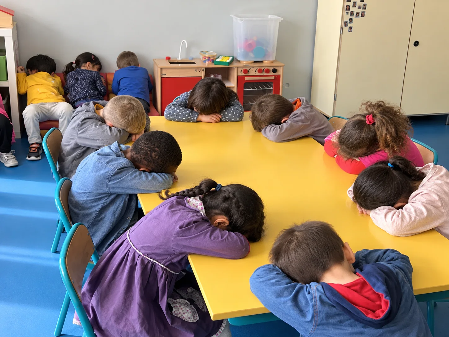 Élèves pendant un moment de relaxation en classe