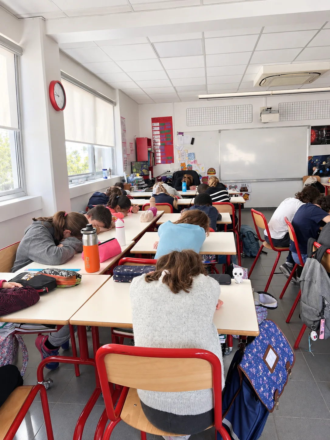 Élèves d’élémentaire pendant un temps de retour au calme